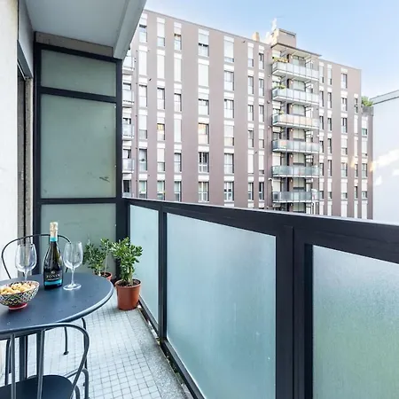 Apartman Duomo 7 Min - 3 Bedrooms, Terrace & Parking Milánó