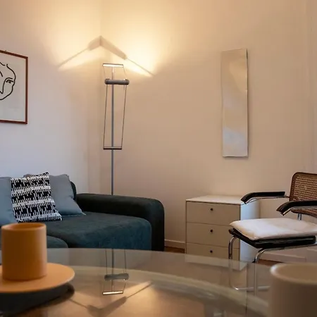 アパート Spacious, Bright Flat With 2 1 Double Bedrooms ミラノ