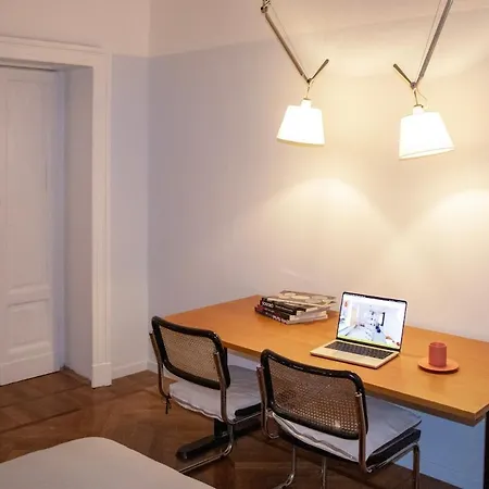 Spacious, Bright Flat With 2 1 Double Bedrooms アパート ミラノ