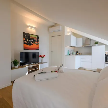 Novara, 6 - Attic With Style Lägenhet *