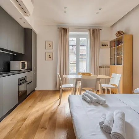 Porta Venezia Charme-2km From Centrale-15' Airport Apartment *