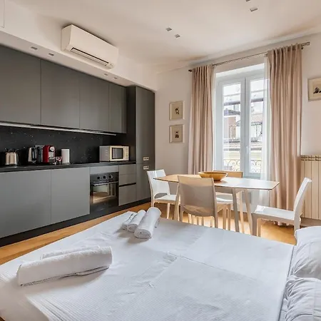 Porta Venezia Charme-2km From Centrale-15' Airport Apartment