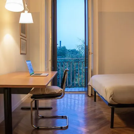 アパート Spacious, Bright Flat With 2 1 Double Bedrooms ミラノ