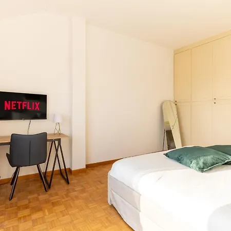 Duomo 7 Min - Panoramic Terrace & Two Bedrooms * Милан