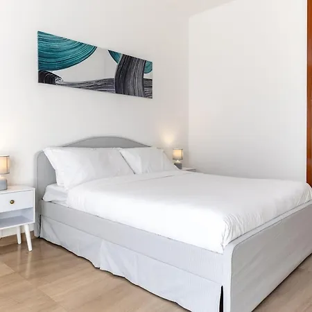 Duomo 7 Min - 3 Bedrooms, Terrace & Parking Lägenhet