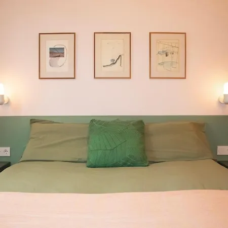 Spacious, Bright Flat With 2 1 Double Bedrooms * ミラノ