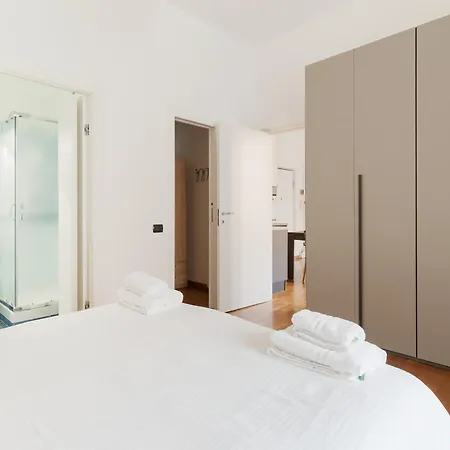 Guesthost - Modern Flat Near Darsena Apartament