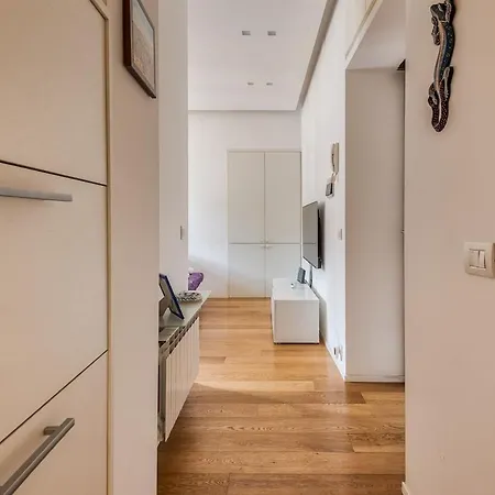 Porta Venezia Charme-2km From Centrale-15' Airport Apartment