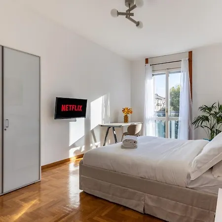 Apartman Duomo 7 Min - 3 Bedrooms, Terrace & Parking Milánó