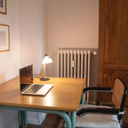 Spacious, Bright Flat With 2 1 Double Bedrooms アパート