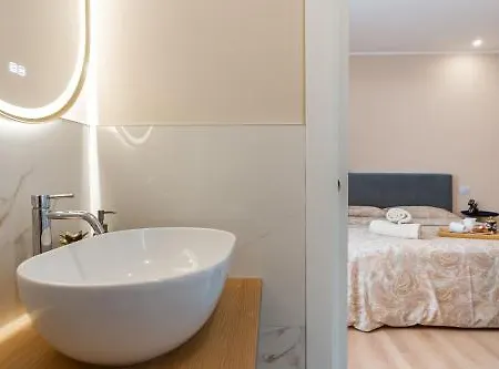 Luxury Quiet Above Subway Apartament