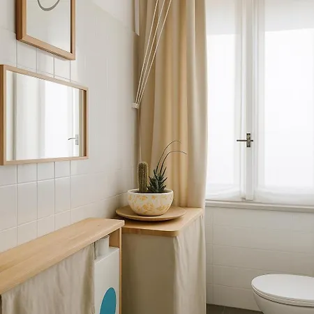 Spacious, Bright Flat With 2 1 Double Bedrooms アパート