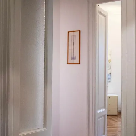 Spacious, Bright Flat With 2 1 Double Bedrooms アパート ミラノ