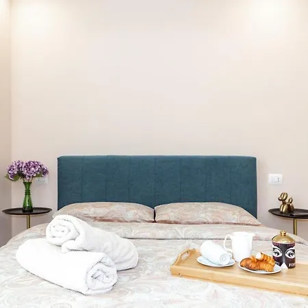 Luxury Quiet Above Subway Apartament