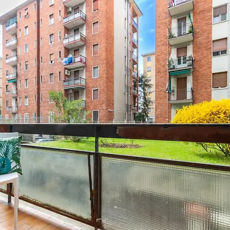 Spacious 4-bed 2-bath, 3 Min Walk To M1 Bande Nere דירה