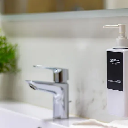 Spacious 4-bed 2-bath, 3 Min Walk To M1 Bande Nere דירה מילאנו