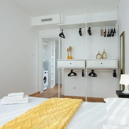 New Palace - Luxury Next To Metro M4 Daire Milano