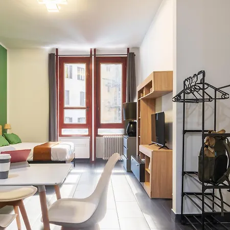 Flexyrent - Steps From Train Station Appartement Milaan