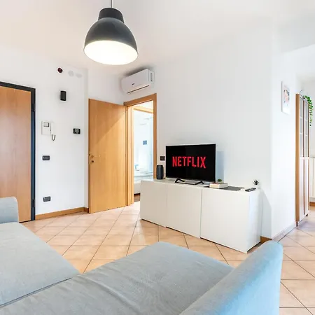 Apartmán Luminoso Attico Con Garage Gratis Vicino Al Duomo E Allo Ieo *