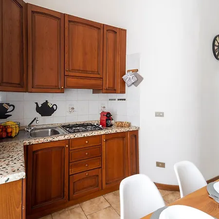 Apartament Elegant Near Metro Porta Romana,3 Fermate Subway-stop A Duomo, Wifi-netflix Free *