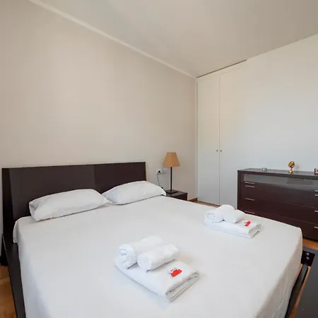 Bicocca, Free Parking, Private Garage, Metro M5 200m, Garden, Kids & Pet Friendly Appartement Milaan