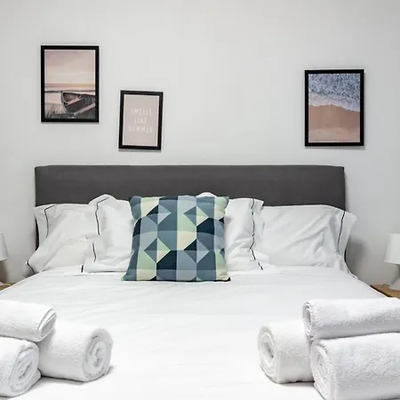 Spacious 4-bed 2-bath, 3 Min Walk To M1 Bande Nere מילאנו