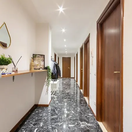 Spacious 4-bed 2-bath, 3 Min Walk To M1 Bande Nere Milano