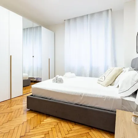 Spacious 4-bed 2-bath, 3 Min Walk To M1 Bande Nere מילאנו