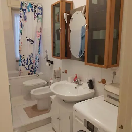 Stanza Matrimoniale Comoda, A 5 Minuti A Piedi Dalla Metro, Perfetta Per Muoversi A Homestay Milan