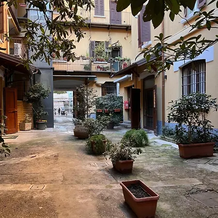 Orange Moon Vibrant Modern Luxury Loft 度假居