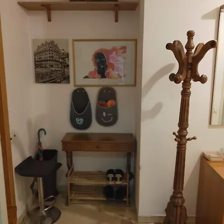 Homestay Stanza Matrimoniale Comoda, A 5 Minuti A Piedi Dalla Metro, Perfetta Per Muoversi A *