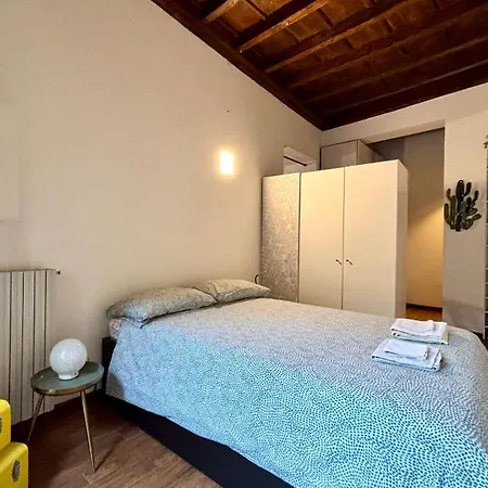 Milan's Secret Courtyard - Historic Center Daire