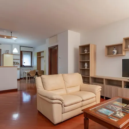 Metro 4 Spacious And Bright Three-room ميلان