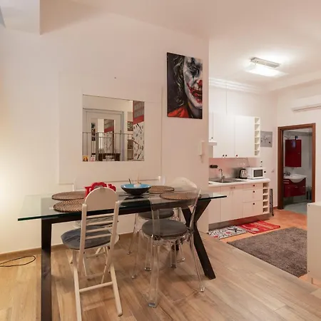 Guesthost - Modern Acquabella