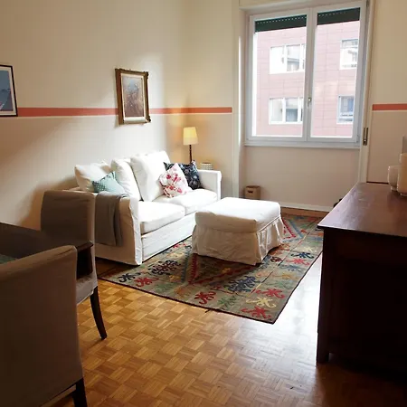 Spacious And Bright Two-room In Bocconi * 밀라노