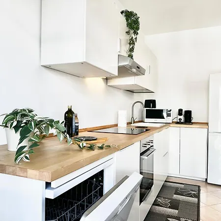 Daire Peaceful Oasis With Balcony And Parking, Milano