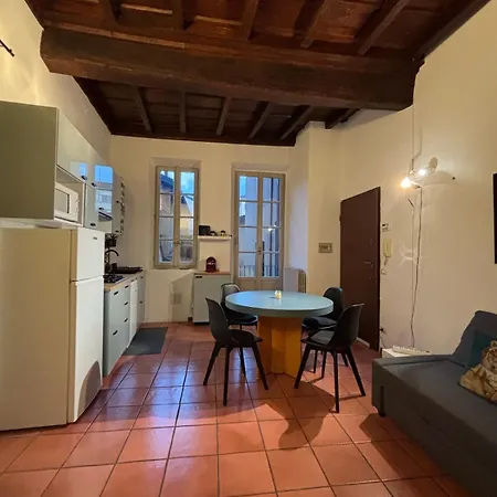 Milan's Secret Courtyard - Historic Center Daire