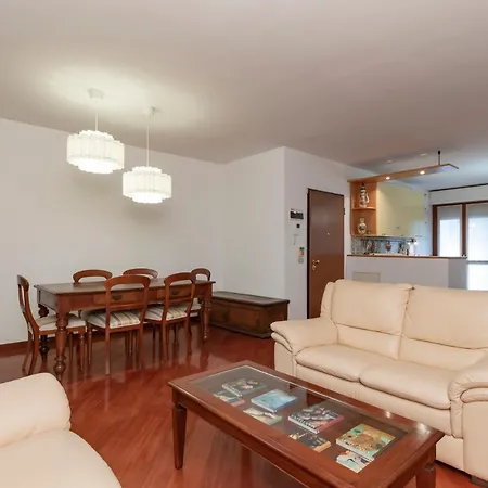 Metro 4 Spacious And Bright Three-room ميلان