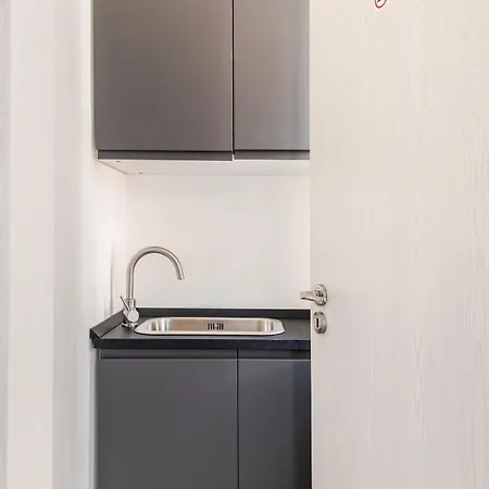 Moderno Vicino Metro M5 公寓