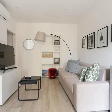아파트 Guesthost - Bright Flat Near Stazione