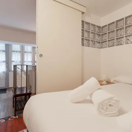 Guesthost - Modern Acquabella