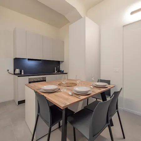 Apartment Duomo M5 A Stone's Throw From The Subway Milan