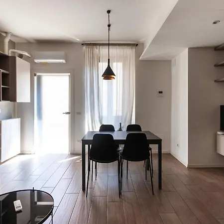 Apartment Youhosty - With Ac, Metro Stop