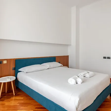 Spacious With Three Bedroom And Large Kitchen Apartment Milan