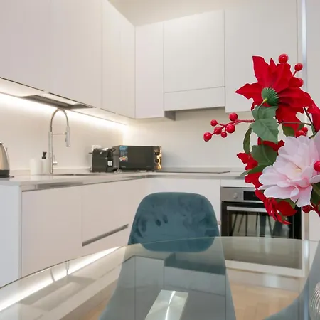 I-host - Bright 1br With Balcony In *