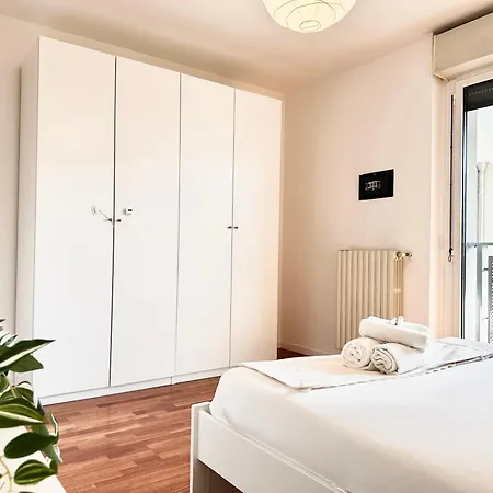 Apartment Peaceful Oasis With Balcony And Parking, Milan