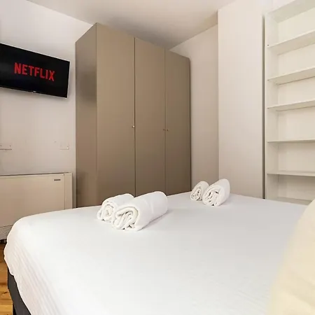 Апартаменты Modern Loft With Projector E Private Garden, Station *