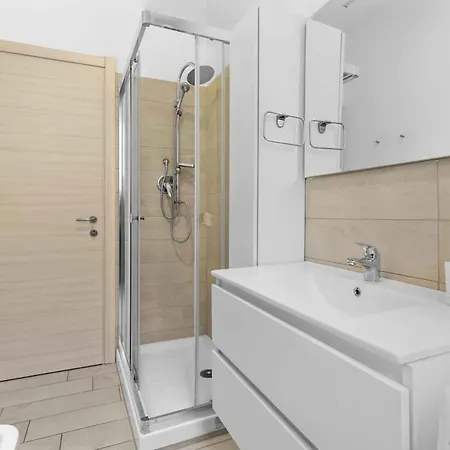 - Parking And Free Wifi Apartment