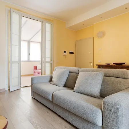 Duomo - San Babila - Elegante Trilocale Con Balcone Apartman Milánó