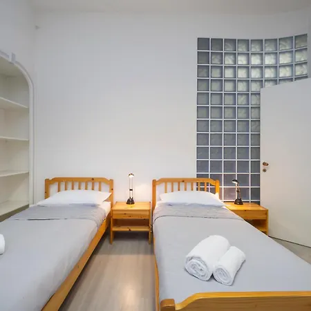 Comfortable And Quiet Near M4 Metro